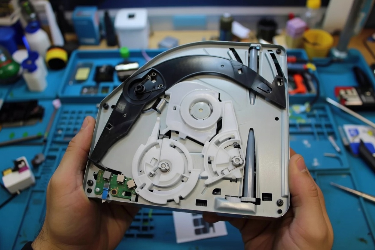 Uszkodzony mechanizm napędu PlayStation 5 – pęknięty pasek, zużyte prowadnice