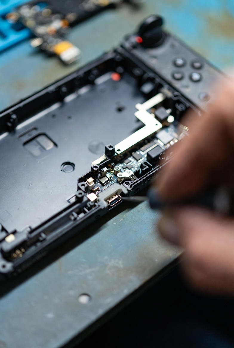 Proces **wymiany portu USB-C** w Nintendo Switch – mikrolutowanie