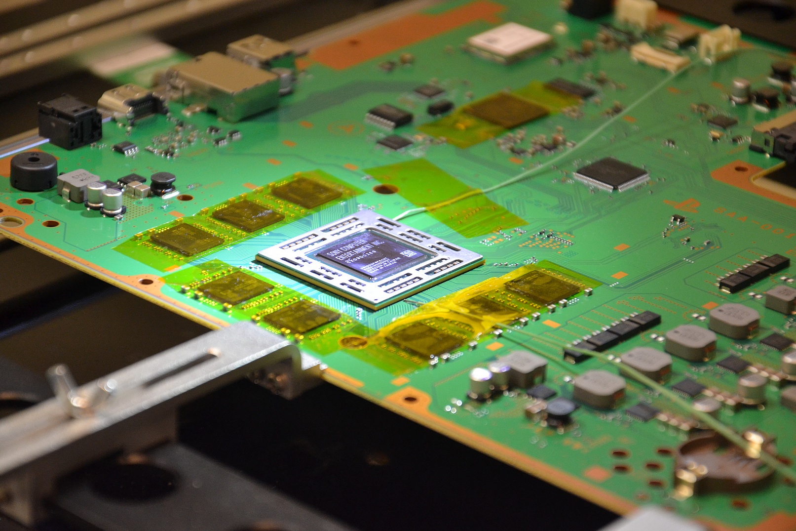 Diagnostyka płyty głównej PlayStation 4 Slim pod mikroskopem