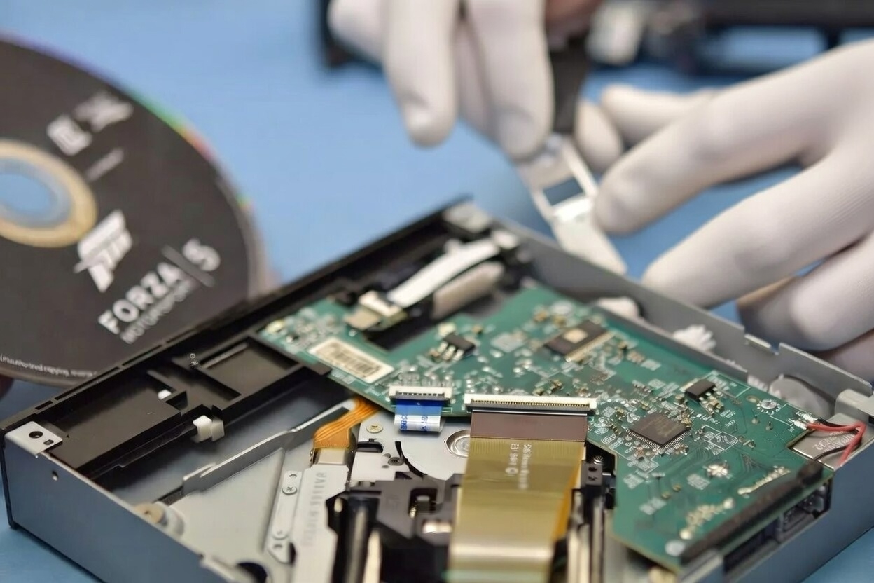 Proces naprawy elektroniki napędu Xbox Series S – mikrolutowanie