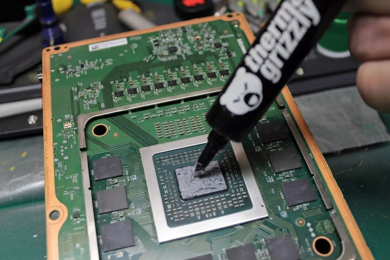 Wnętrze Xbox Series S pełne kurzu i wyschniętej pasty – przed czyszczeniem