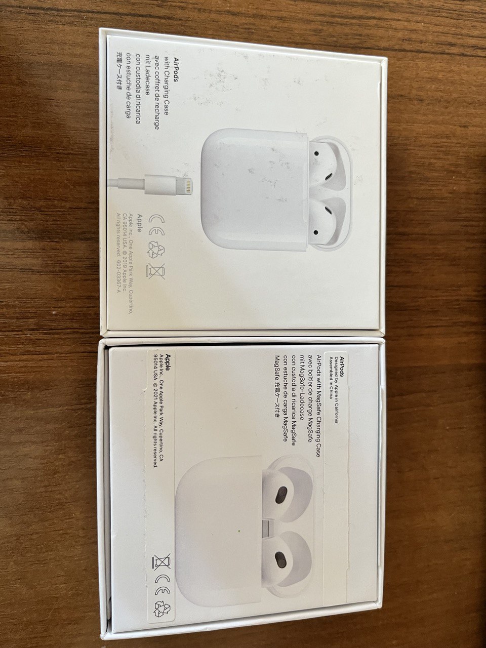 Porównanie pudełek oryginalnych i podróbki AirPods