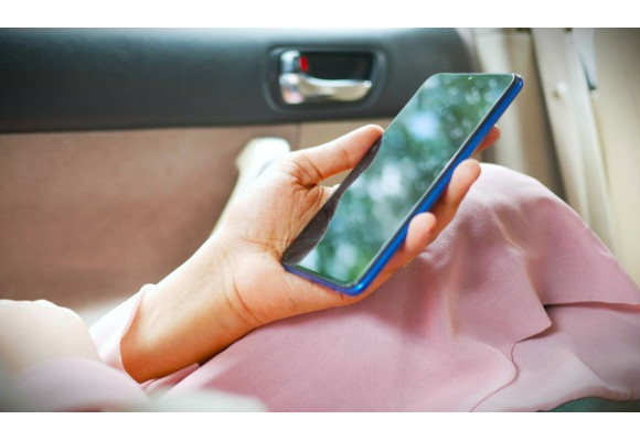 Jak włączyć funkcję pomagającą z chorobą lokomocyjną na iPhone?